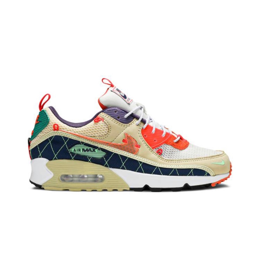 Nike Air Max 90  Mountaineering . Good condition. Needs a little cleaning